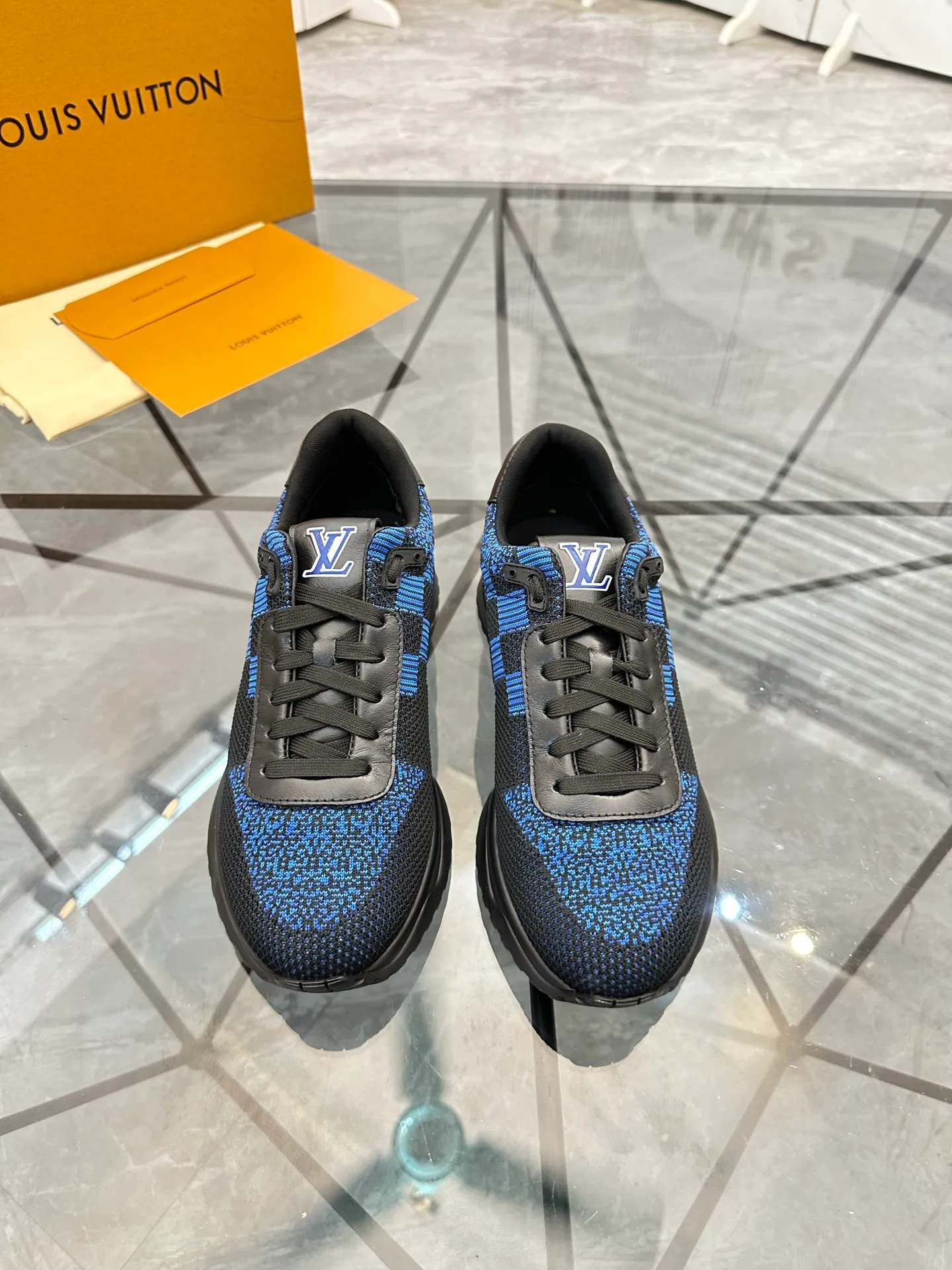Men's shoes for sale💰: 💰P560¥ High-end quality Product trademark: LV* "Louis Vuitton*" low-top sneakers Regular size: 38-44 (can be customized to 45.46.) Product materials: imported breathable fly knit upper, breathable lining, original raw rubber translucent combination outsole. Number: 2068